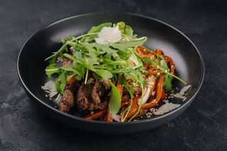 Salată caldă cu carne de vitel