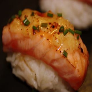 66 Nigiri flameado de salmón con queso (2 uds.)