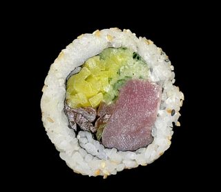 Uramaki surowy tuńczyk, majonez, warzywa. 8 szt.