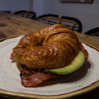 Croissant de bacon y aguacate