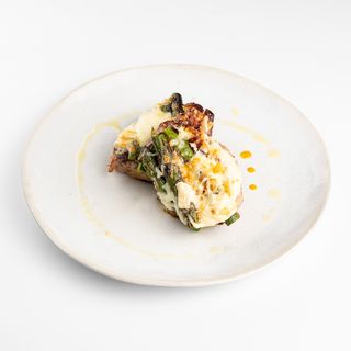 Teleći steak zapečen sa šparogama i plemenitim sirom