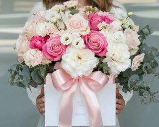 Aranjament floral în cutie: 11 trandafiri, lisianthus, dalie, eucalipt