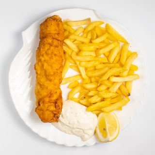 Pileći zagrebački sa pomfritom i tartar umakom