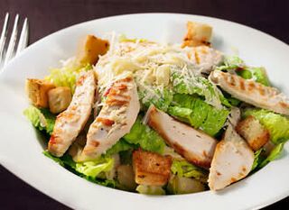 Салата цезар с гриловано пилешко филе