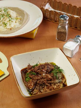 Гречетто с грибным рагу, томлёной говядиной и соусом джуз (400г)