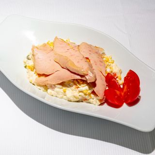 Ensaladilla rusa tradicional con bonito