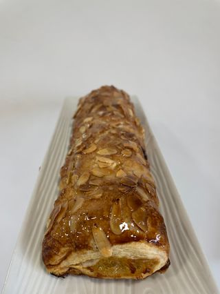 Caña de hojaldre rellena de cabello de ángel