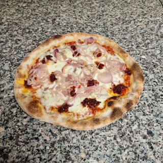 Pizza calabra 'nduja e cipolla di Tropea gustosa