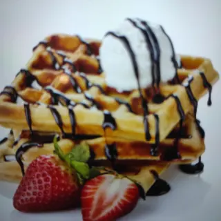 Waffle con caramello al burro salato, Nutella e fragole fresche 