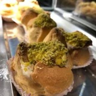 Bignè salati con crema al pistacchio