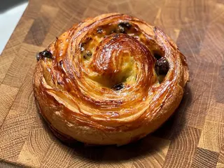 Булочка  "Равлик з заварним  кремом та родзинками" (130g)