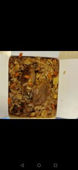 Arroz frito con pato asado y salsa picante