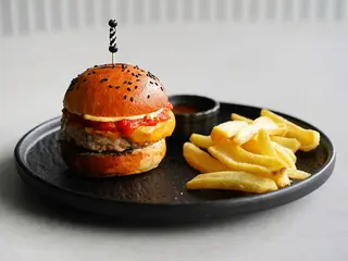 Бургер з індичкою та томатним конфітюром (270/70/30г)