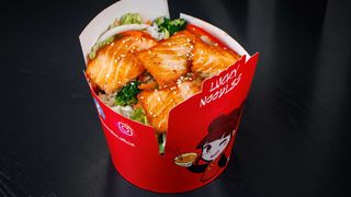 Somon la gratar, orez cu legume si sos Teriyaki