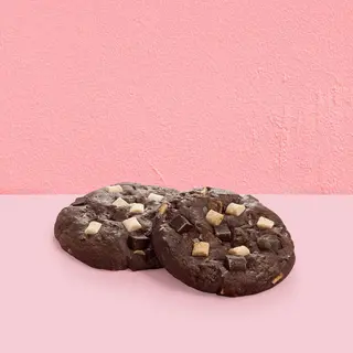 Bolacha de chocolate com pepitas de chocolate de leite e branco