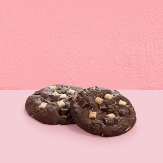 Bolacha de chocolate com pepitas de chocolate de leite e branco