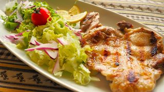 Пилешка пържола бут със свежа салата и запечени картофи  350 гр.