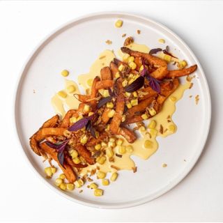 Батат фрі із соусом чедер (215г)