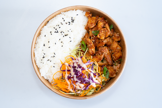 Spicy Chicken With Rice and Salad | Pui Picant cu Orez și Salată