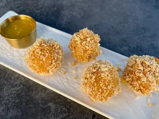 Сирні кульки з моцарелою та пармезаном (140/30г)