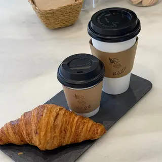 Bebida y pieza de bollería