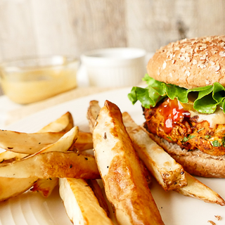 Burger de vita cu ceapa caramelizata si cartofi prajiti 