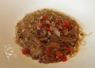 Spaghetti di soia con gamberi e verdure