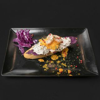 Pincho de ensalada de cangrejo con gambas al ajillo