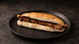 Dve domaće kobasice u kifli