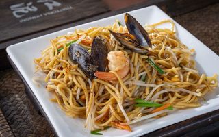 Spaghetti saltati con frutti di mare海鲜炒面