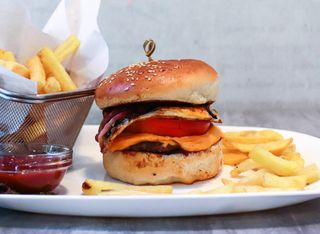 Телешки бургер с чипс (350г)