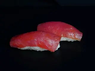 Nigiri z tuńczykiem (2 szt) (90g)