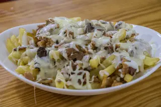 Patatas Con Carne De Kebab, Salsa Y Queso