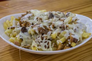 Patatas Con Carne De Kebab, Salsa Y Queso