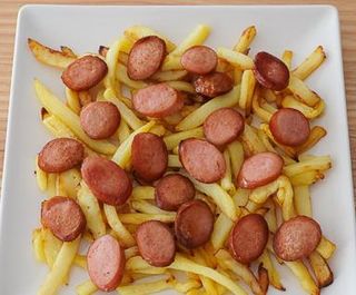 Salchipapa tradicional