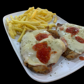 Plato de Milanesa Napolitana y Patatas Fritas