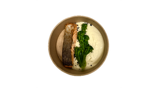 Łosoś z pure z warzyw korzennych i brokułami