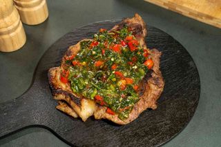Ceafa de porc la Grill cu sos chimichurri