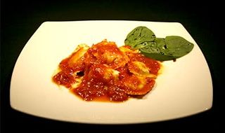 Ravioli de carne con sugo al pomodoro