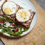 ვაფლი ბეკონით და კვერცხით და პარმეზანით 16