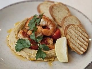 Домашній хумус зі смаженими на грилі креветками та помідорами чері (350g)