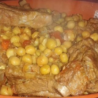 Entrecosto guisado com grão 