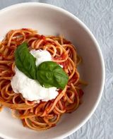 LINGUINE AL POMODORO E STRACCIATELLA
