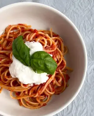 LINGUINE AL POMODORO E STRACCIATELLA