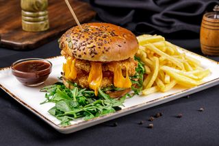 Burger de pui cu dublu cedar ,bacon și cartofi pai