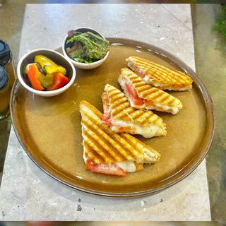 Тост с помидорами