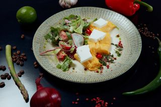 Omletă pufoasă cu feta și roșii cherry