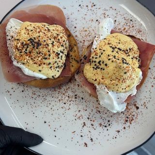 Huevos benedict bacon