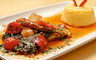 Saramura de salau cu mamaliga si ardei iute