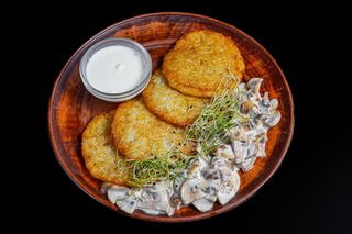 Деруни з грибами у вершковому соусі